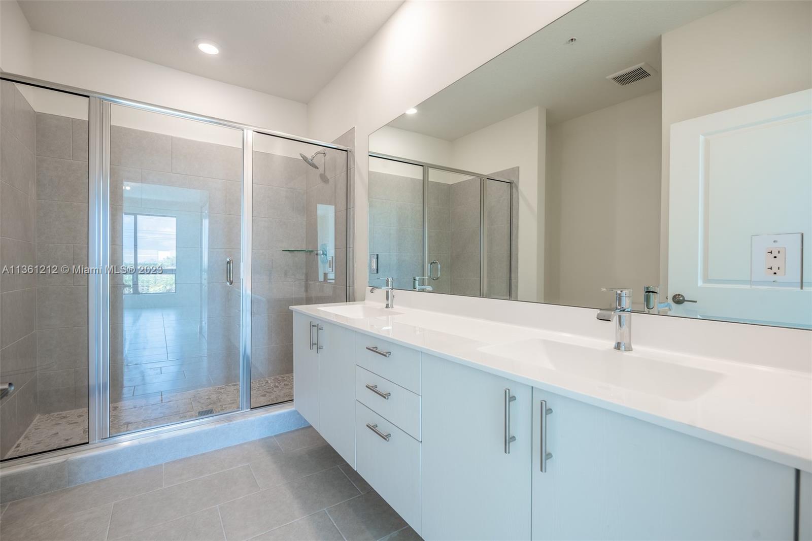 URBANA DOWNTOWN DORAL - Residential Lease