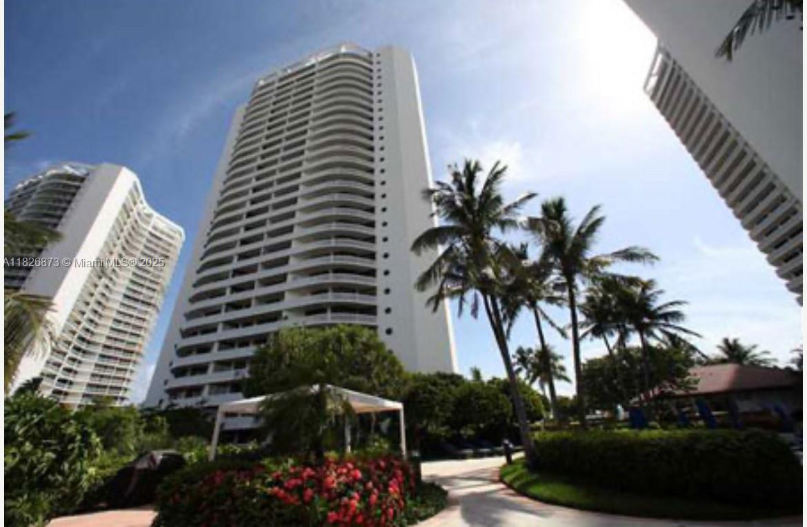 Locate in the newly remodel 3000 Building. Rarely available Suite at Williams Island. Unique opportunity to own this versatile suite featuring a fully remodeled bathroom, functional kitchenette, and built-in cabinetry.
Perfect as private office, guest suite, extra living space, or staff quarts.
Please Note: Purchase is Only available to current Williams Island property owners. Pets are allowed.