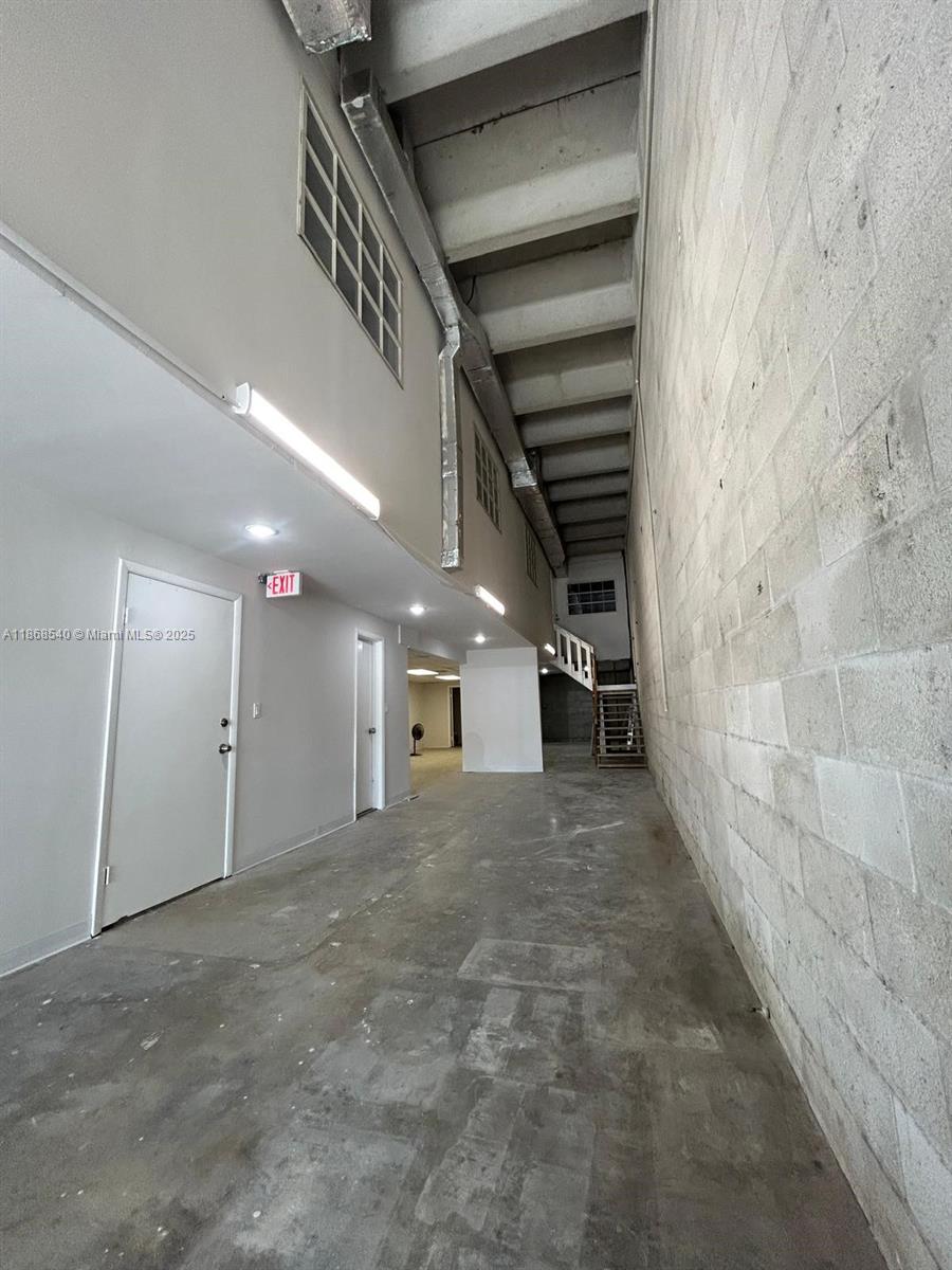 Excellent opportunity to lease a well-maintained office/warehouse in Medley, the ideal location for business growth.
The property offers 1,655 SF of space plus 814 SF of mezzanine office, with 6 offices, 3 bathrooms and 2 new A/C units. Includes 2 assigned parking spaces and has been recently painted. Conveniently located near major highways and Miami International Airport. Zoned IU-3. allowing for unlimited, manufacturing use.