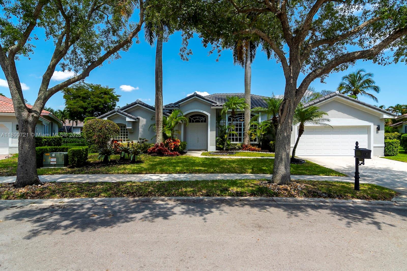 218 Egret Ct, Weston, FL, 33327/$1,595,000 2 218 Egret Ct