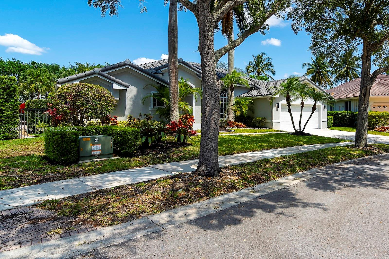 218 Egret Ct, Weston, Broward County, Florida - 5 Bedrooms  
3 Bathrooms - 