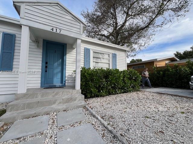 LOCATION, LOCATION!! Beautiful Aparment>>> close to the beach, restaurants and cafes, five minutes from Fort Lauderdale International Airport
