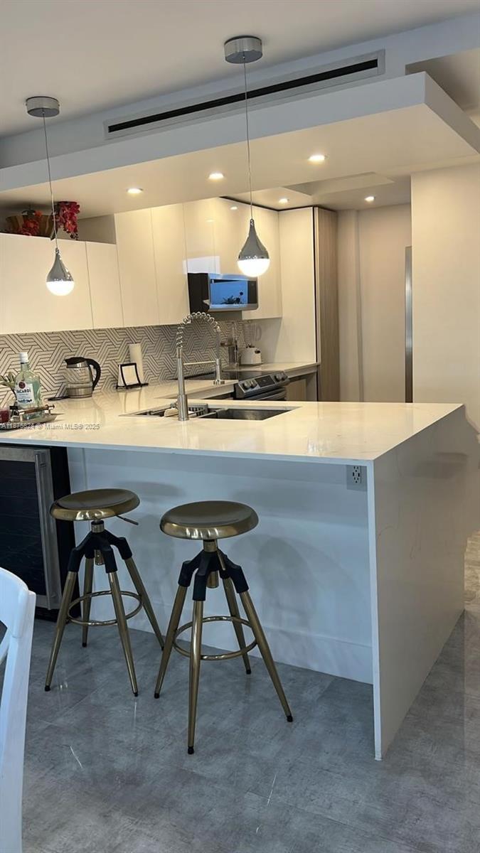 Modern 1/1 condo in the heart of North Miami Beach. Open kitchen, ceramic floors, private balcony, great natural light. Secure building with elevator and parking. Close to shops, beaches, and major roads. Ideal for living or investing. Move-in ready!