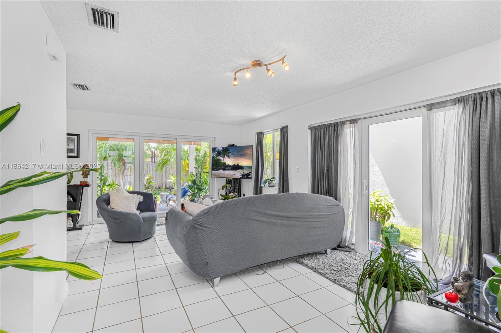 ROGER HOMES - Residential