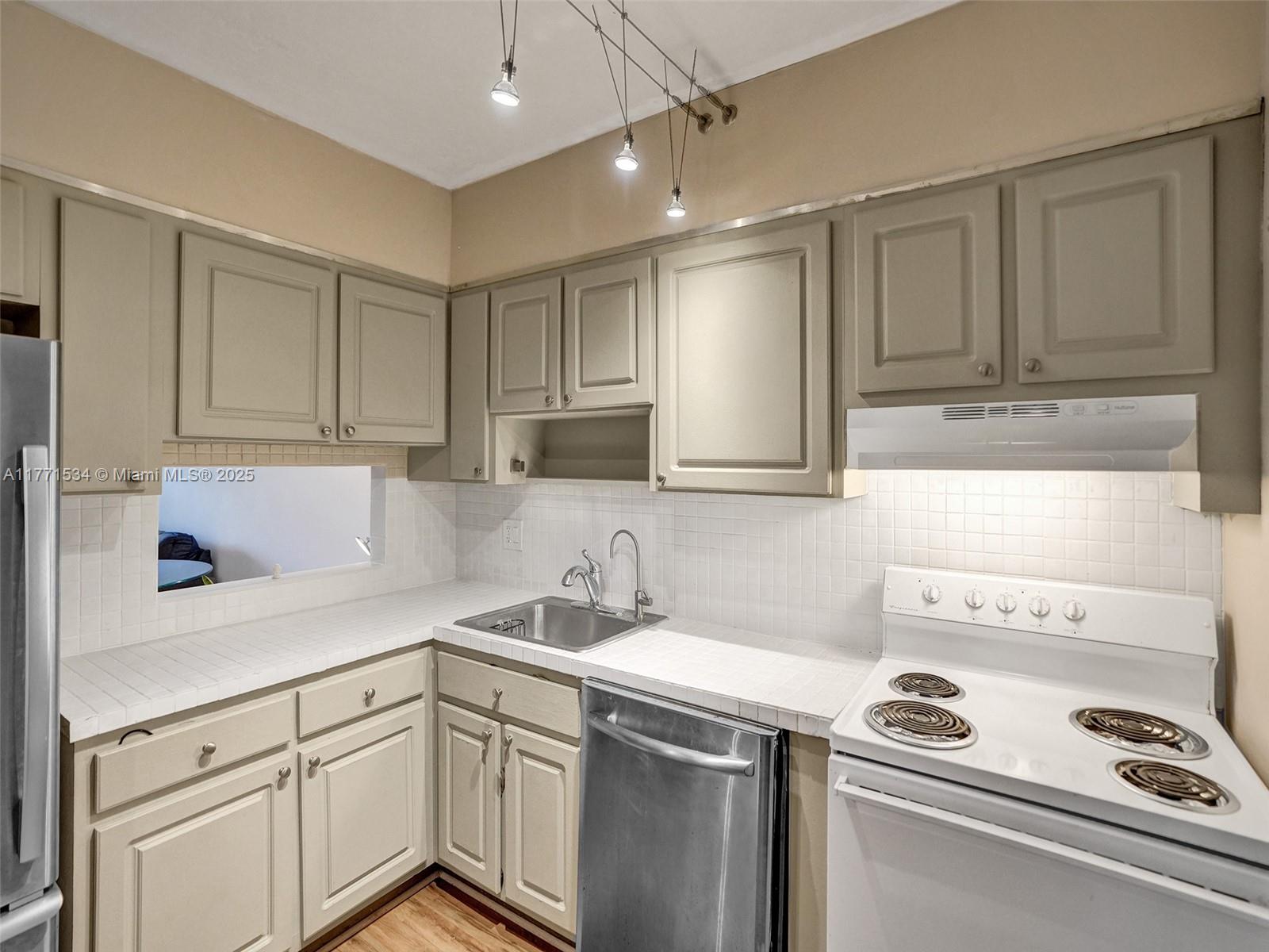 HILLCREST COUNTRY CLUB AP - Residential