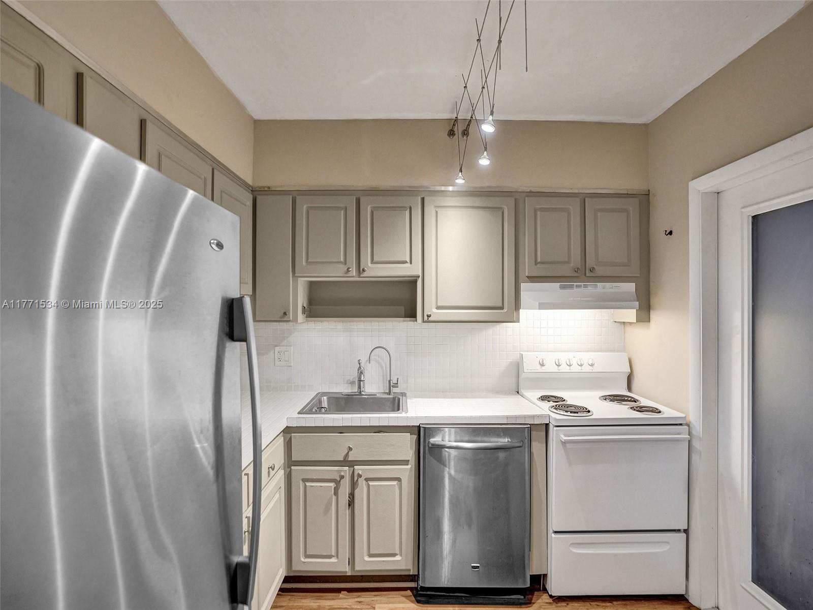 HILLCREST COUNTRY CLUB AP - Residential