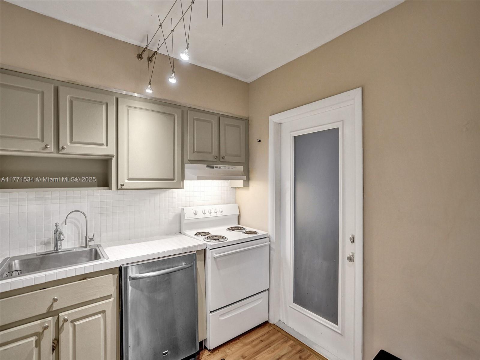 HILLCREST COUNTRY CLUB AP - Residential