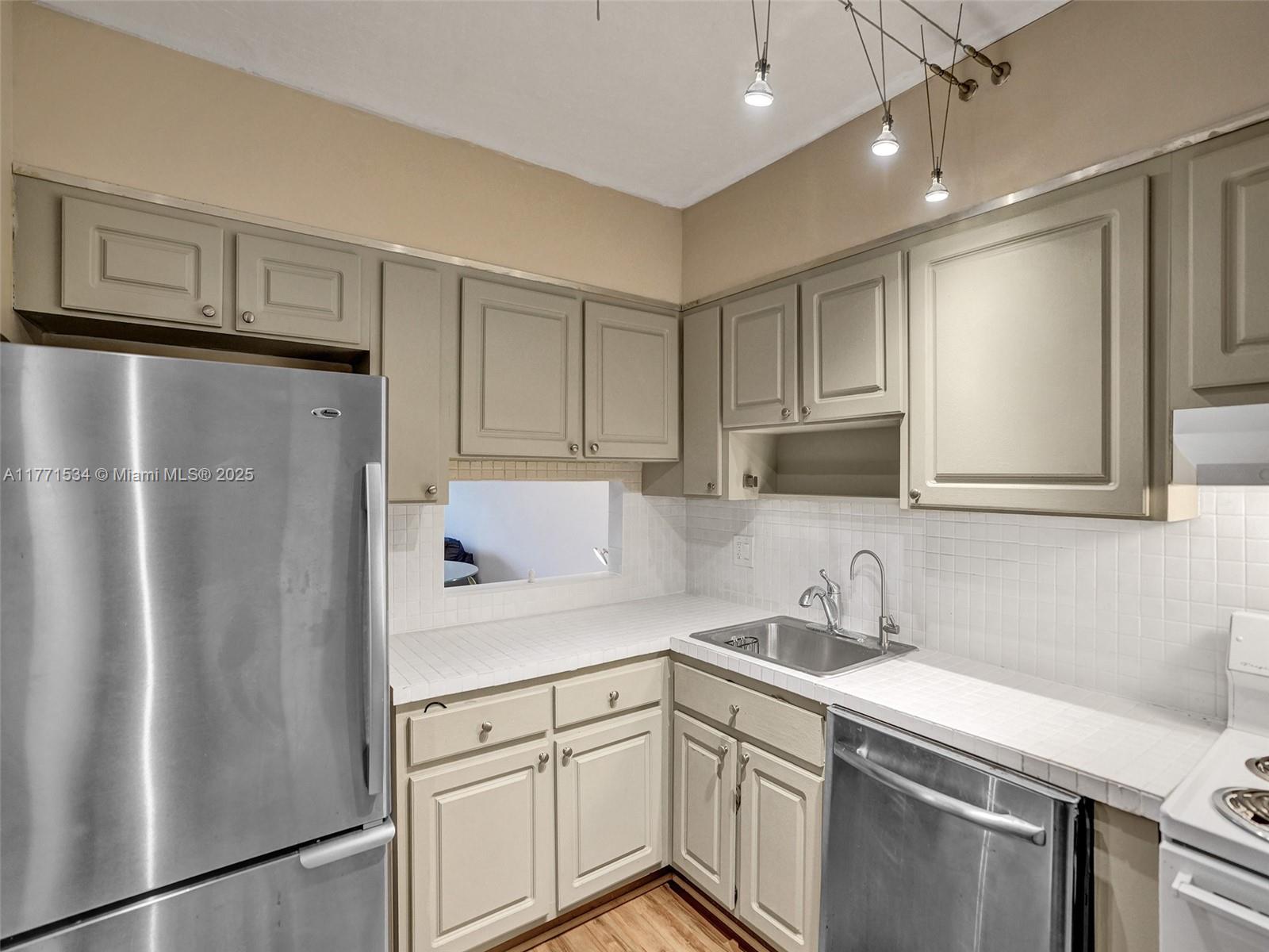 HILLCREST COUNTRY CLUB AP - Residential