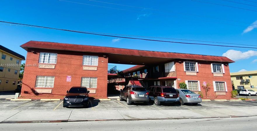 Excellent opportunity for investors!!!! 2-bedroom, 1-bathroom apartment on the ground floor, easy access to everything. Ceramic tile floors, substantially renovated kitchen and bathrooms. Currently rented for $1950 with an excellent tenant. 1 parking space or 2 small cars.
A/C 2024.
