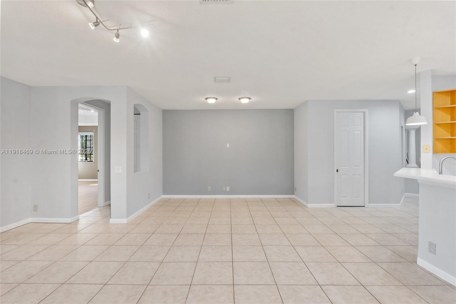 COURTSIDE AT WESTON HILLS - Residential