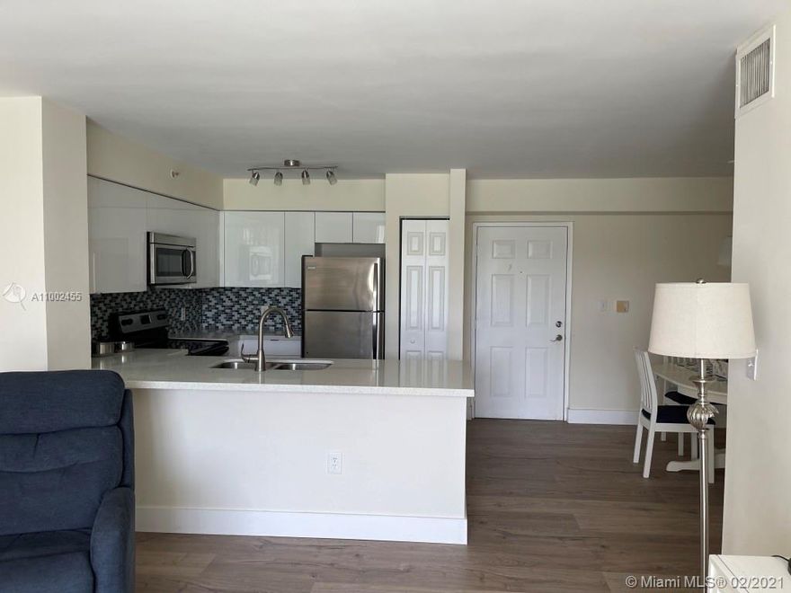 Beautiful 2/1 apartment furnished or unfurnished in Enclave at Doral, excellent location.  Wooden floors, recently remodeled. Clubhouse with swimming pool, racquet and tennis courts, pool, 24 hours security.  Located very close to Malls, downtown Doral y restaurants.