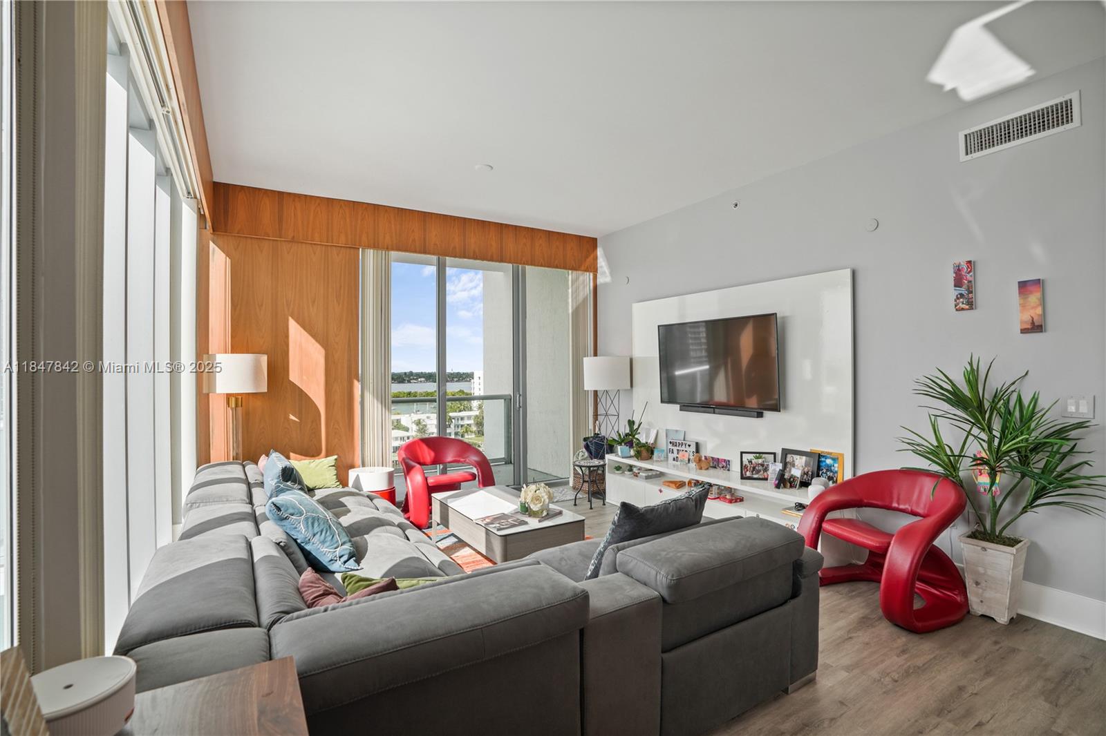 ELOQUENCE ON THE BAY COND - Residential