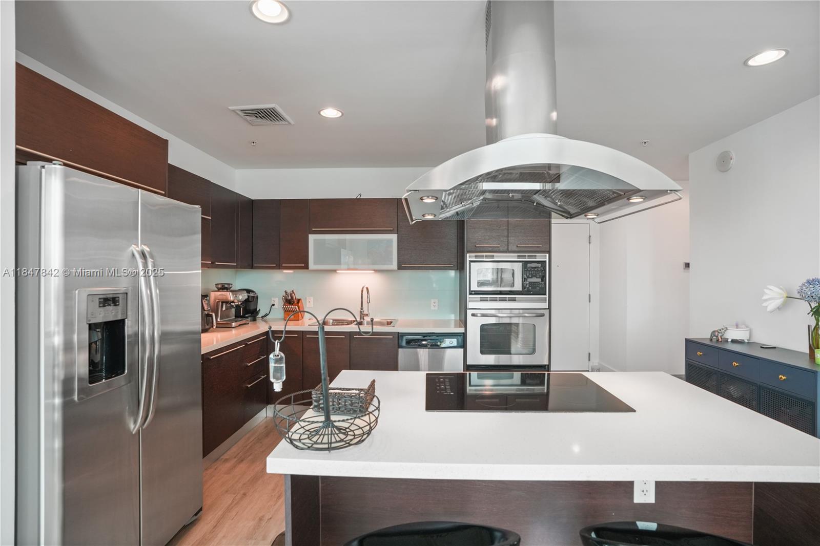 ELOQUENCE ON THE BAY COND - Residential