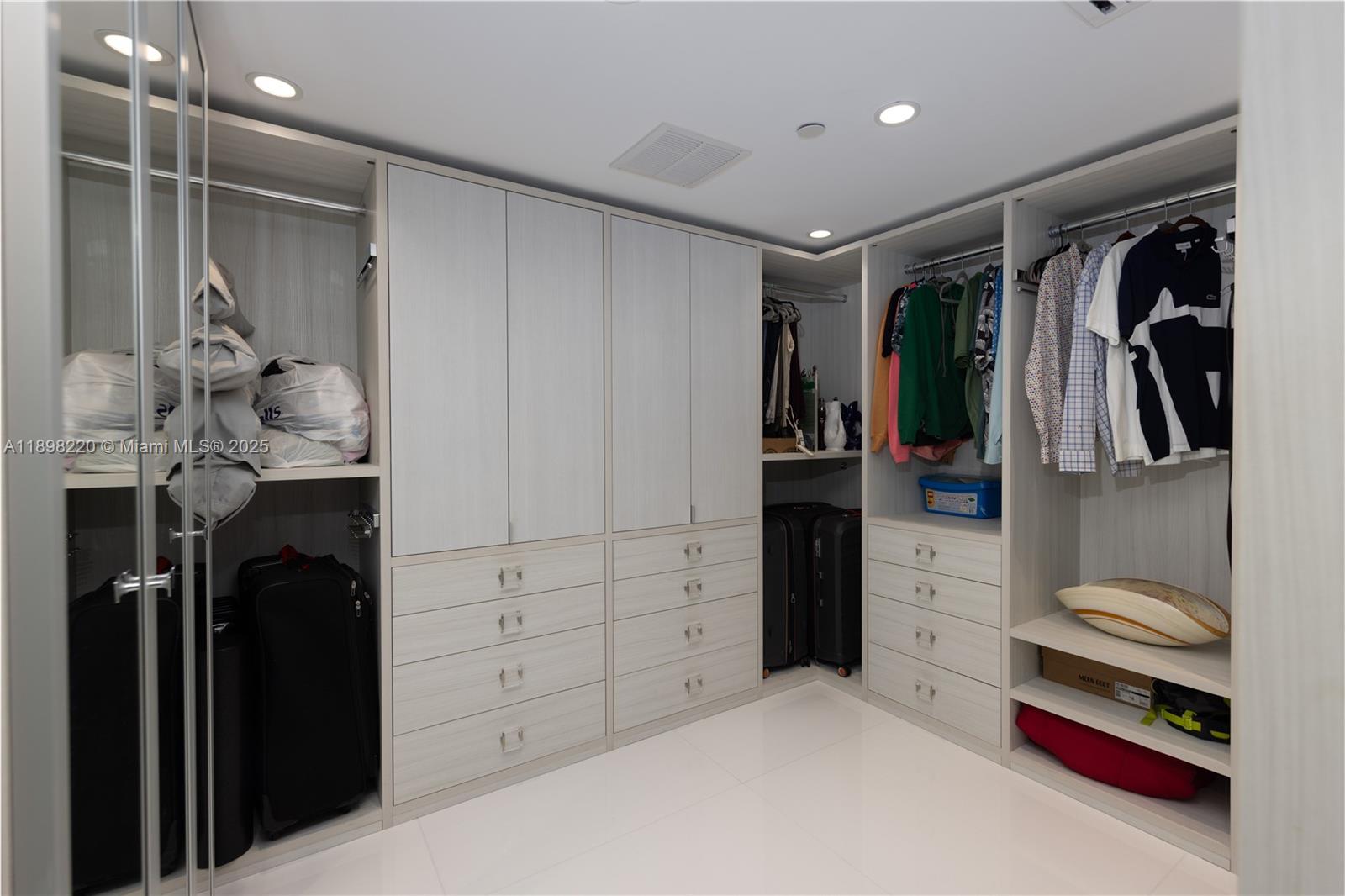 THE DECOPLAGE CONDO - Residential