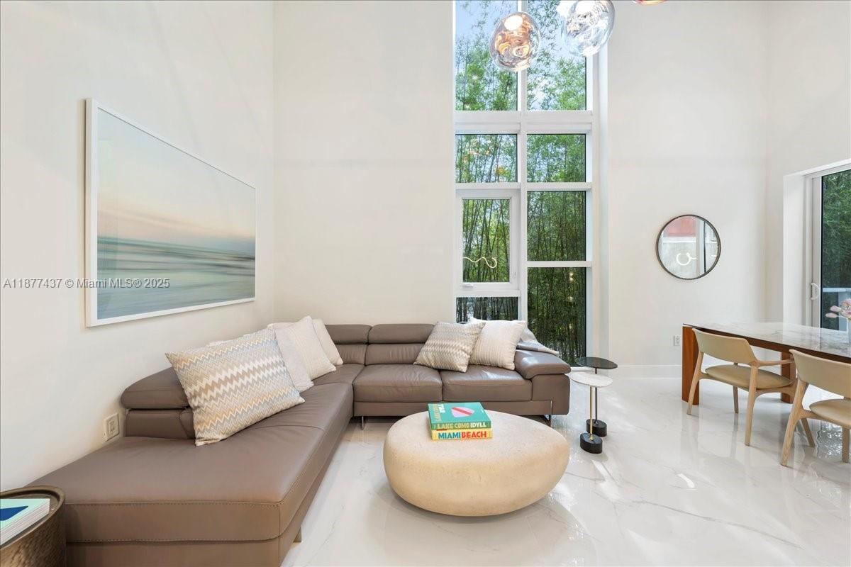 ONE BAY CONDO - Residential Lease