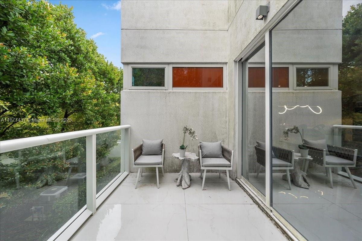 ONE BAY CONDO - Residential Lease