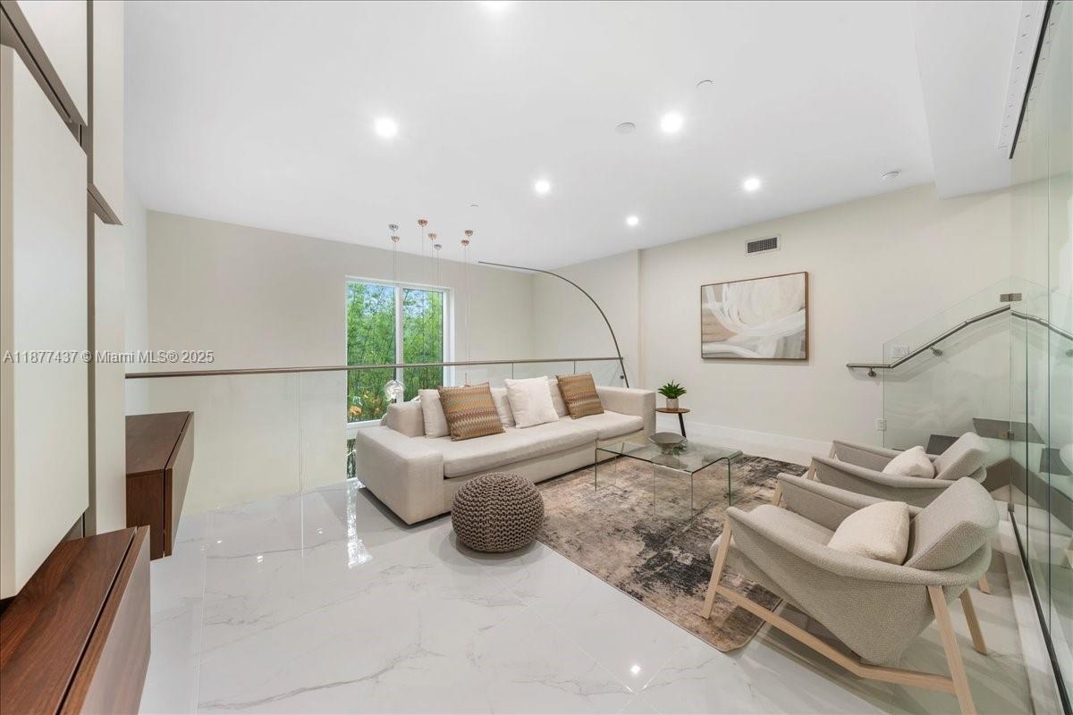 ONE BAY CONDO - Residential Lease