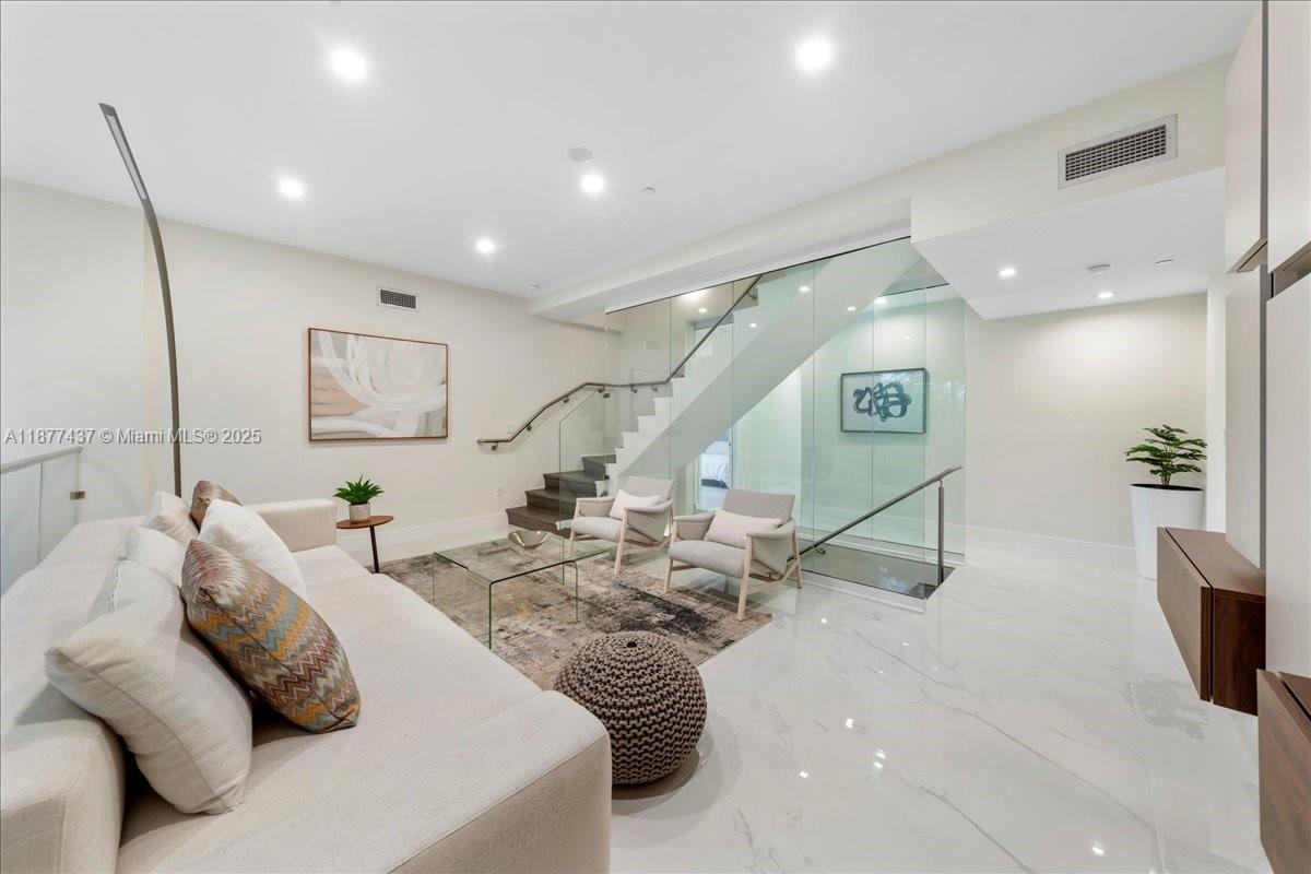 ONE BAY CONDO - Residential Lease