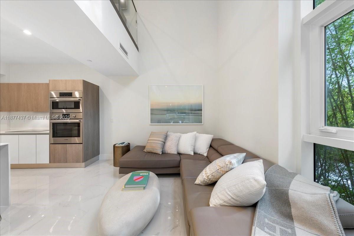 ONE BAY CONDO - Residential Lease