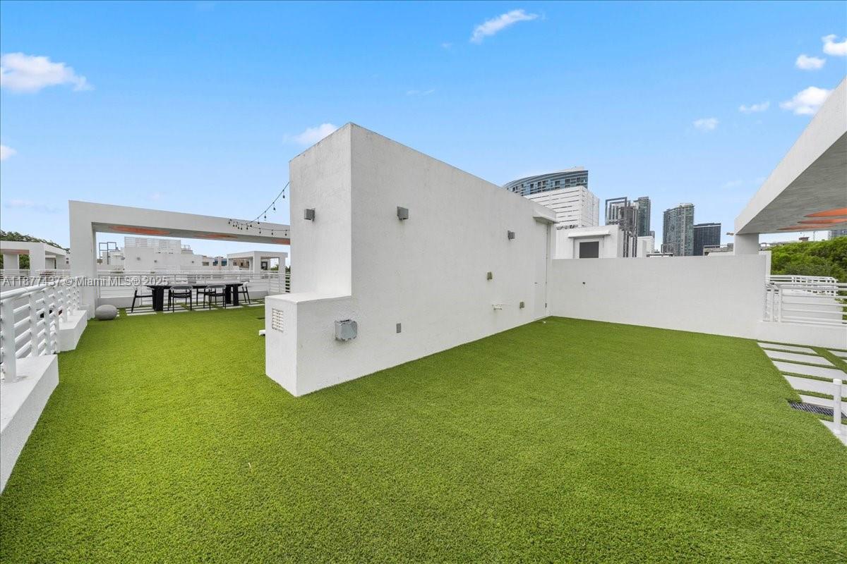 ONE BAY CONDO - Residential Lease