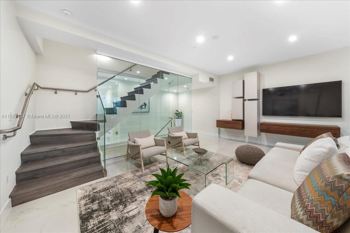 ONE BAY CONDO - Residential Lease