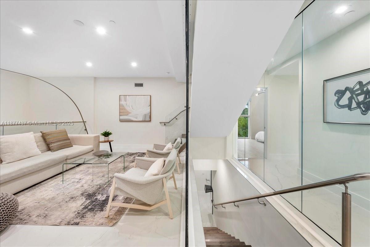 ONE BAY CONDO - Residential Lease