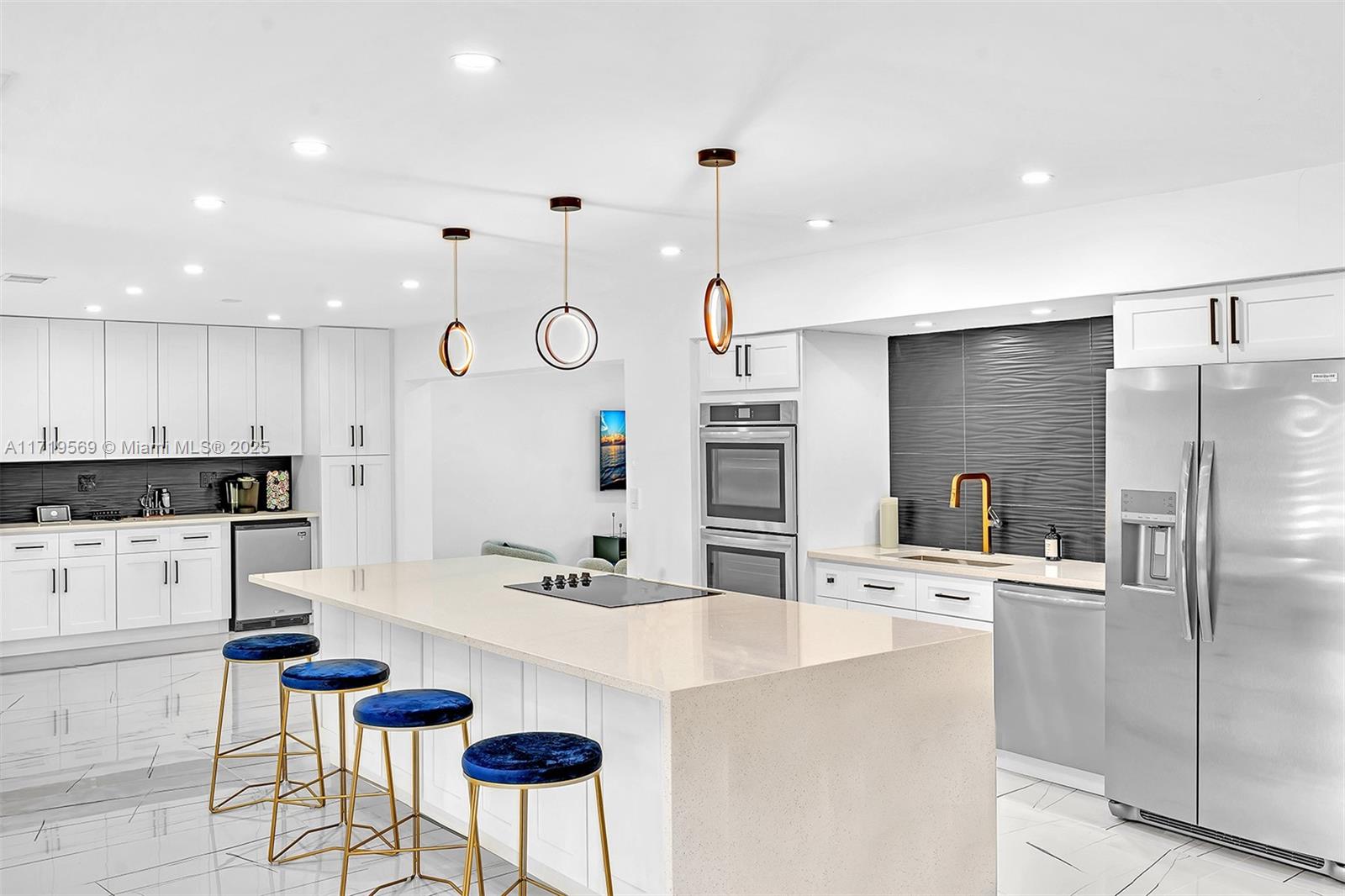 HOLLYWOOD HILLS - Residential