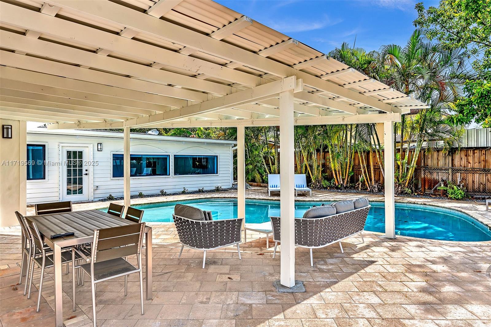 HOLLYWOOD HILLS - Residential