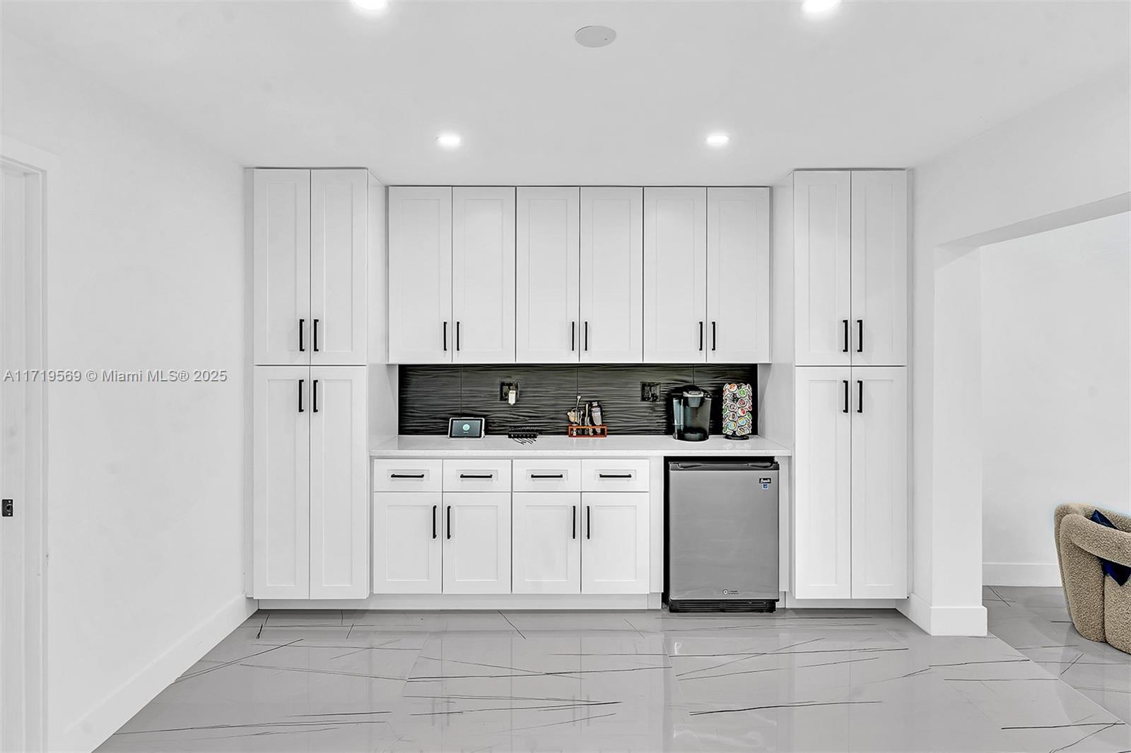HOLLYWOOD HILLS - Residential