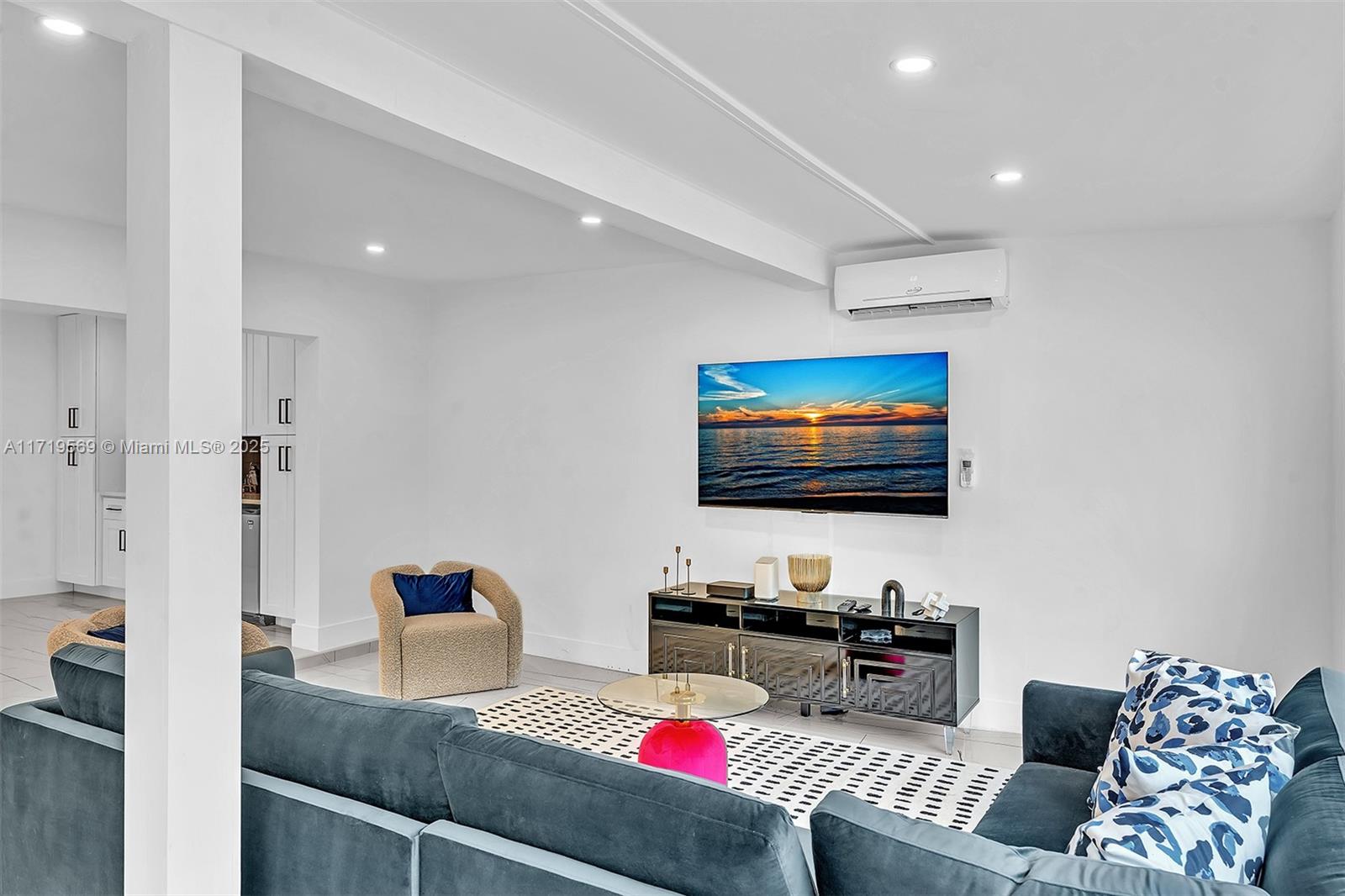HOLLYWOOD HILLS - Residential