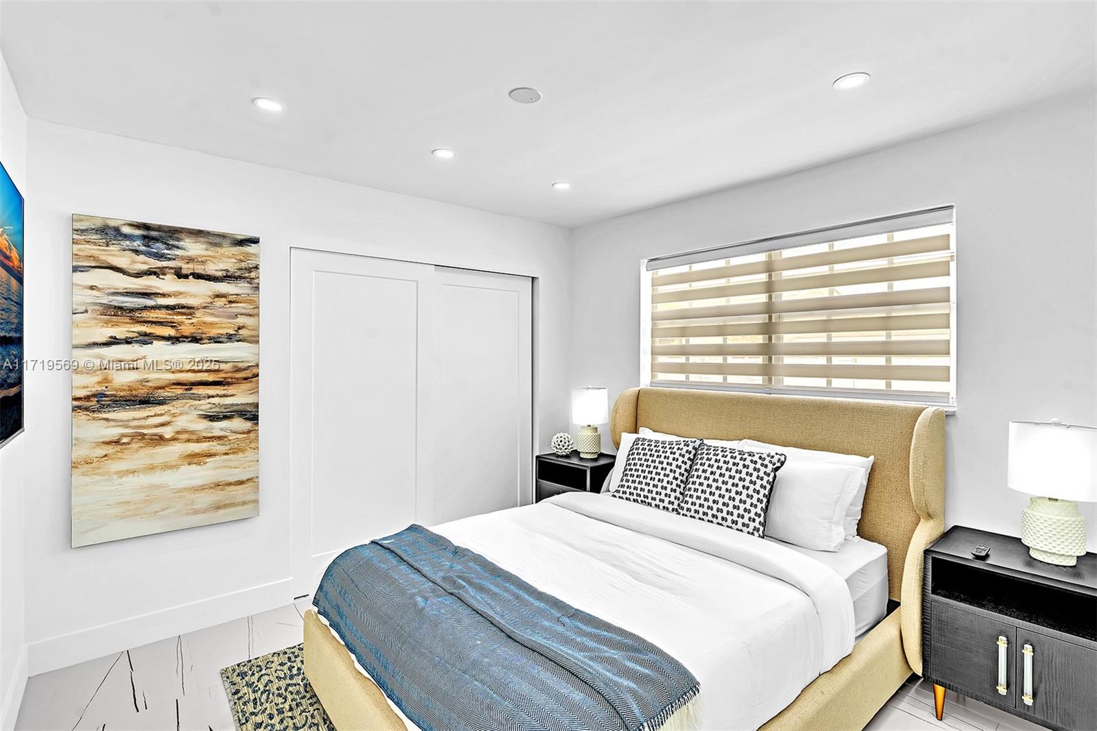 HOLLYWOOD HILLS - Residential