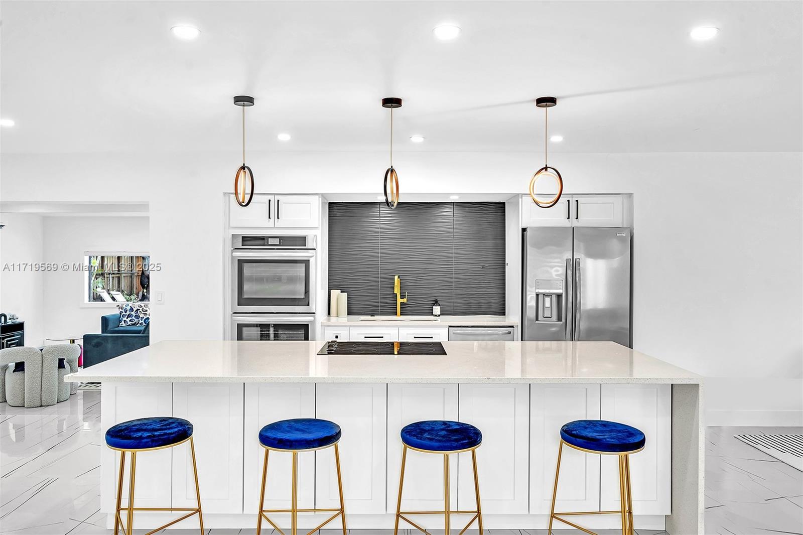 HOLLYWOOD HILLS - Residential