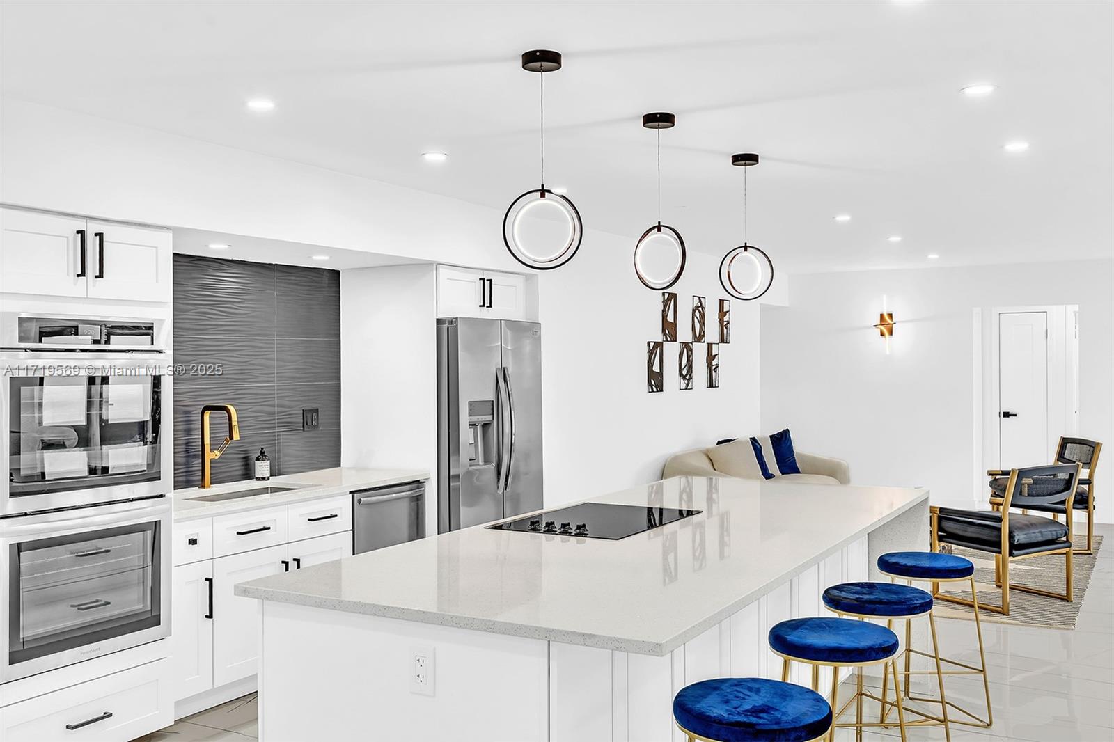 HOLLYWOOD HILLS - Residential