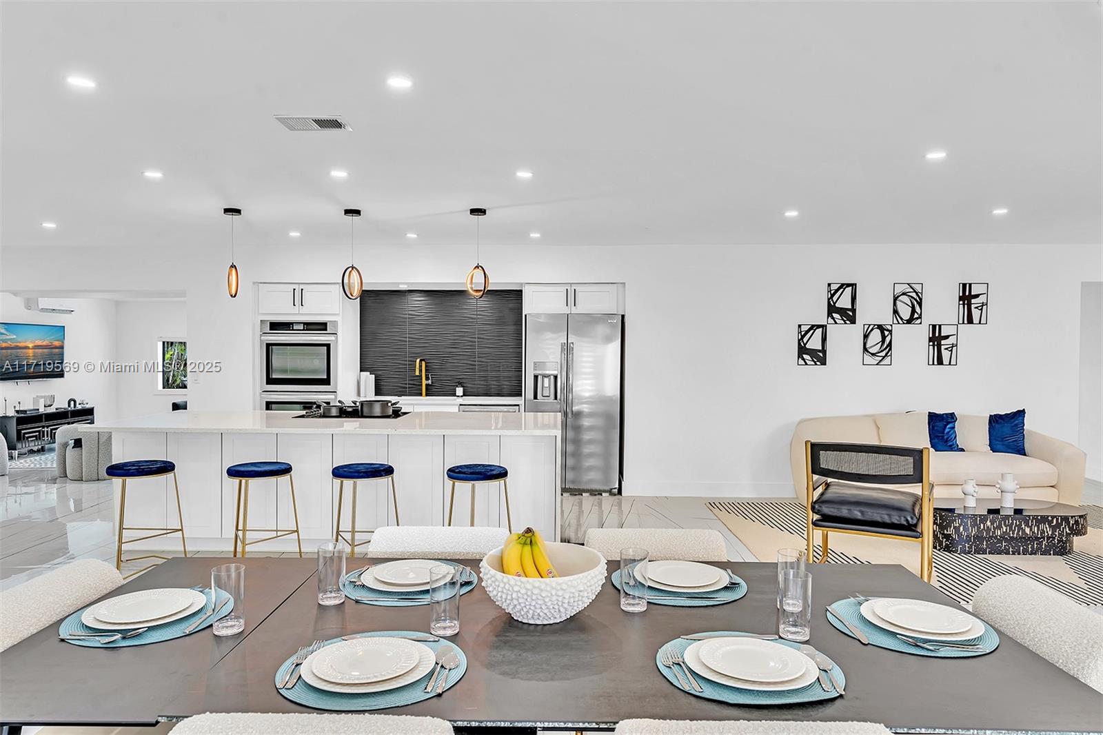 HOLLYWOOD HILLS - Residential