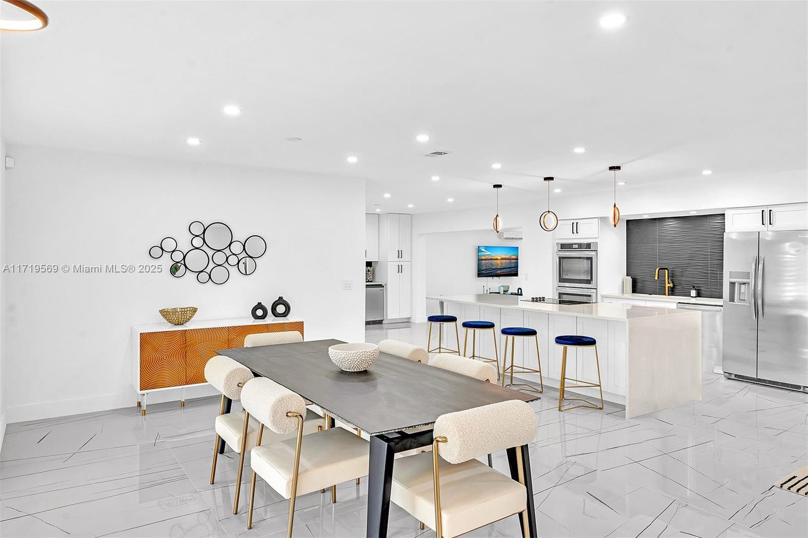 HOLLYWOOD HILLS - Residential