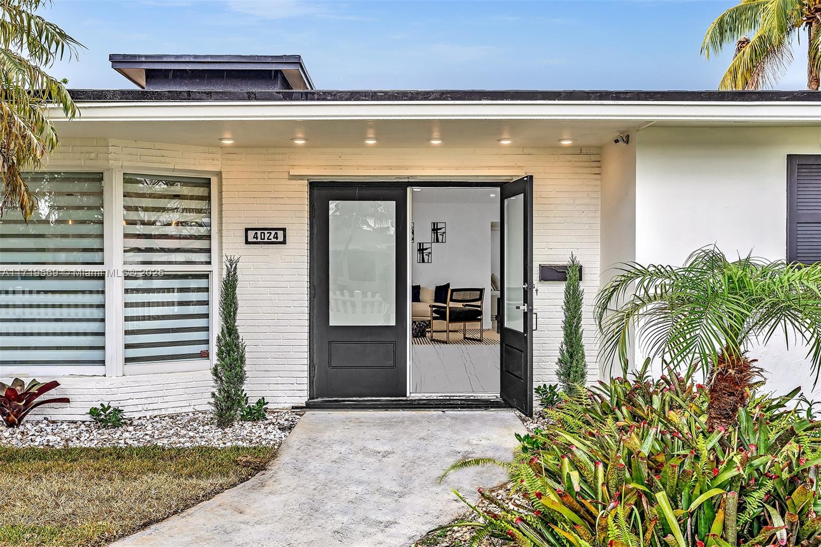 HOLLYWOOD HILLS - Residential