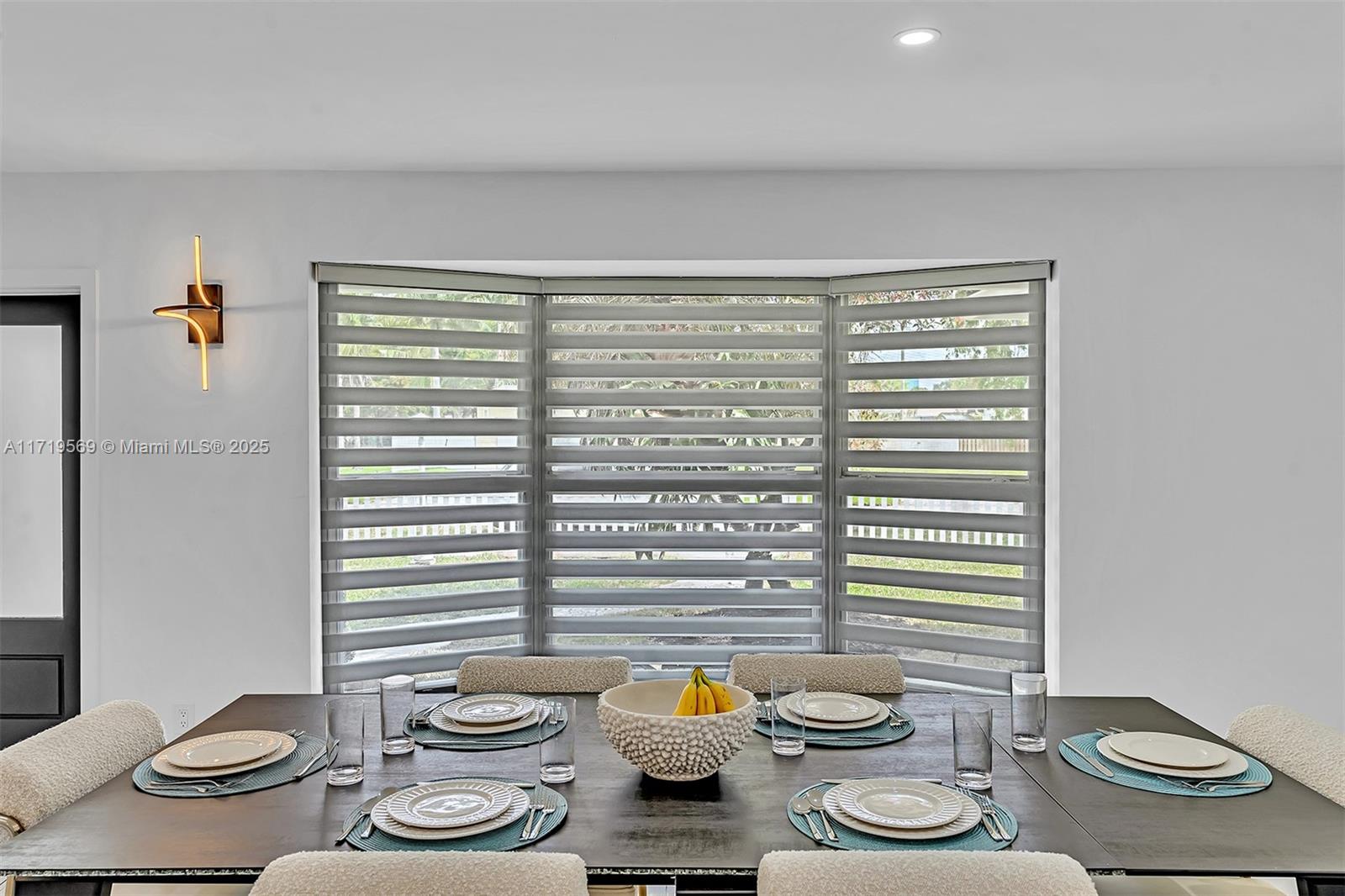 HOLLYWOOD HILLS - Residential