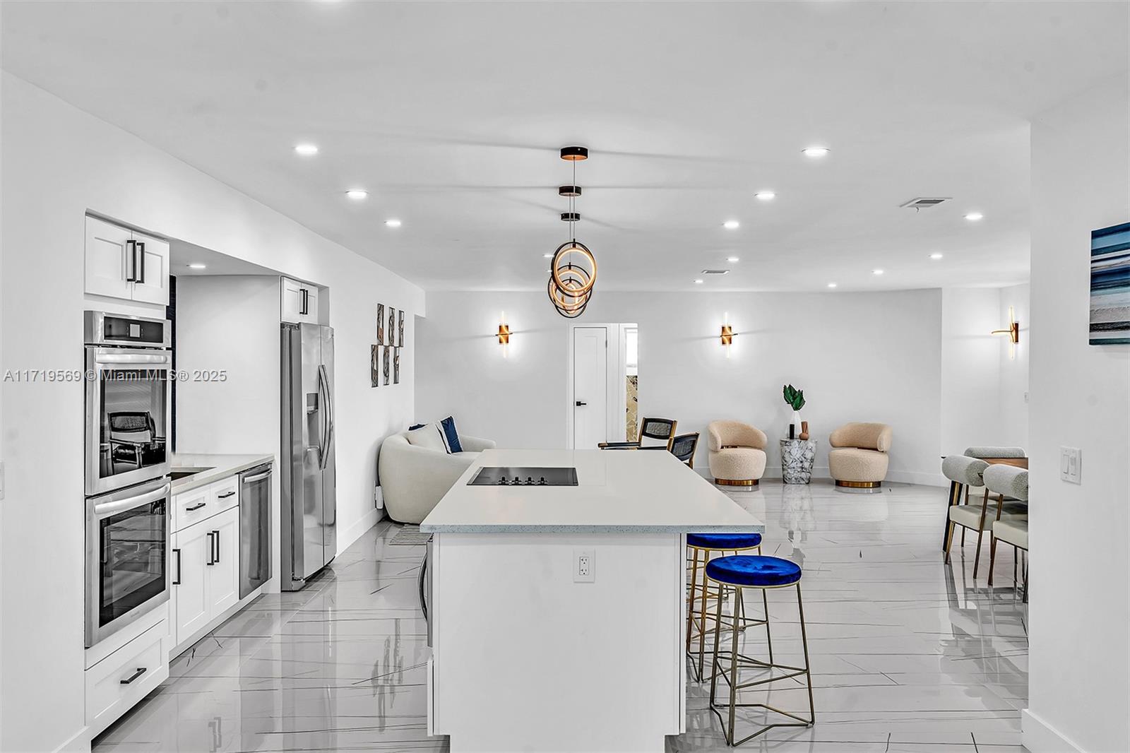 HOLLYWOOD HILLS - Residential