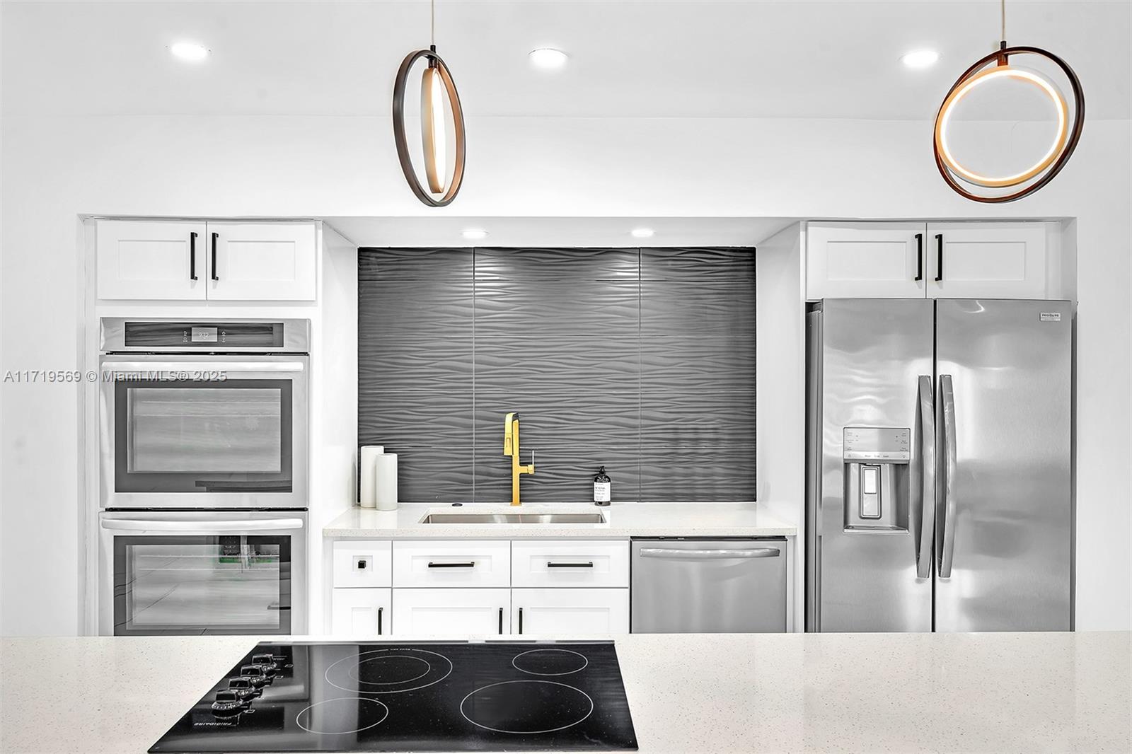 HOLLYWOOD HILLS - Residential