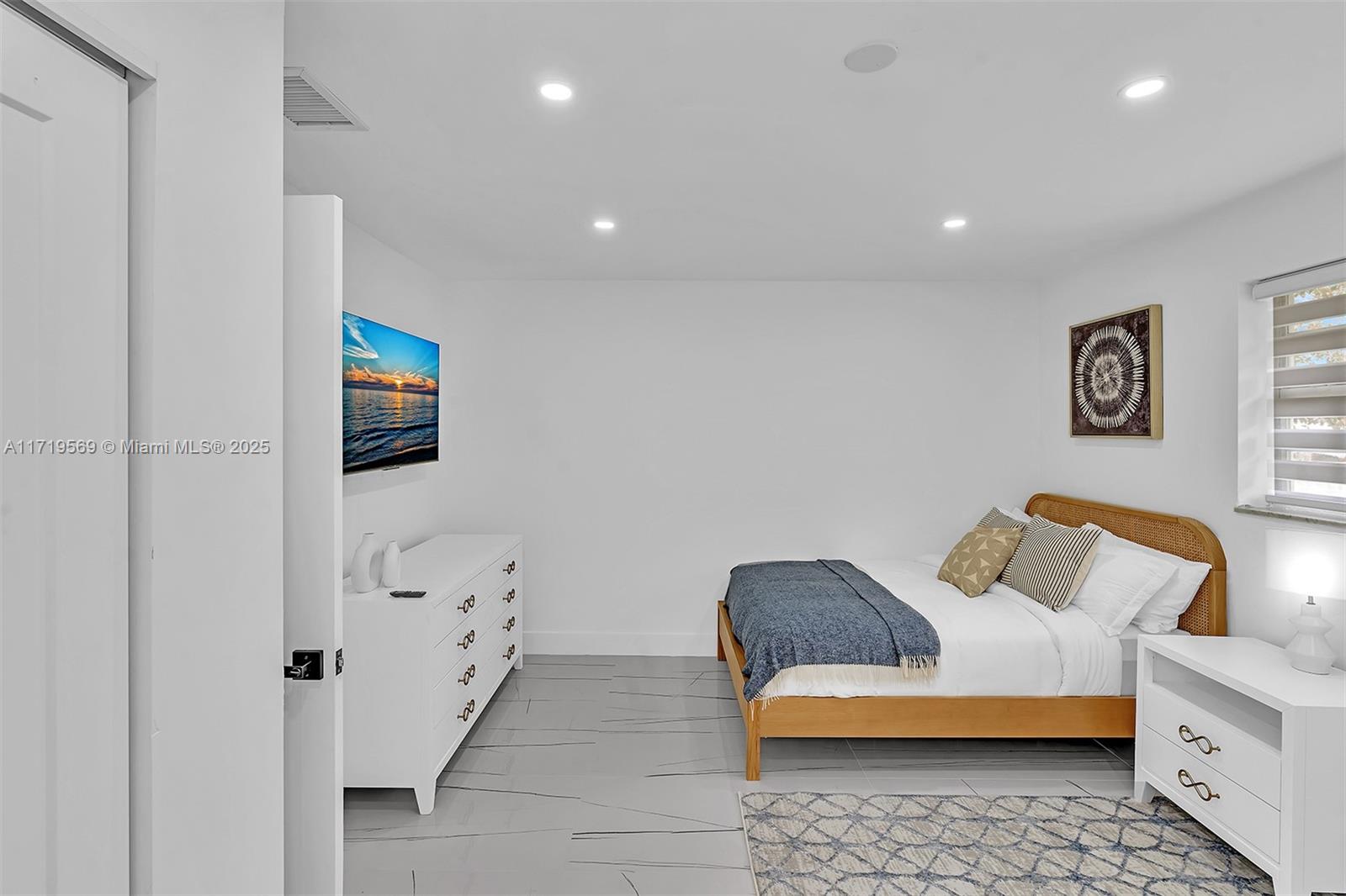 HOLLYWOOD HILLS - Residential