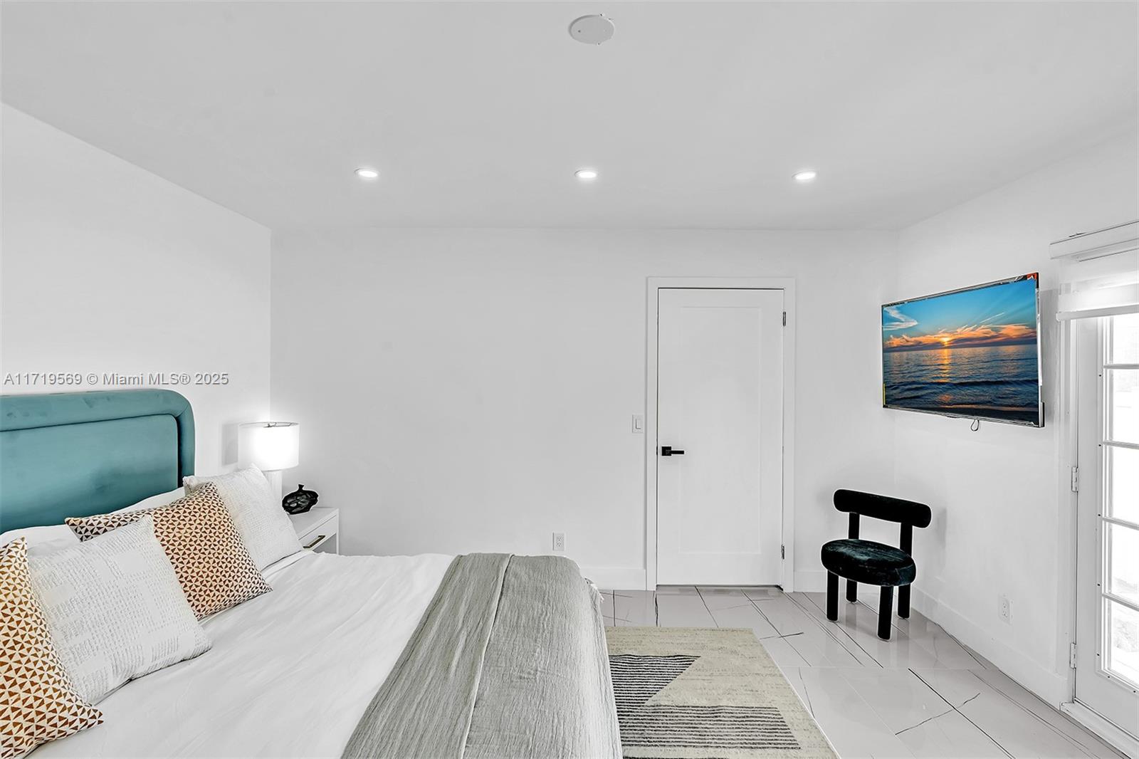 HOLLYWOOD HILLS - Residential