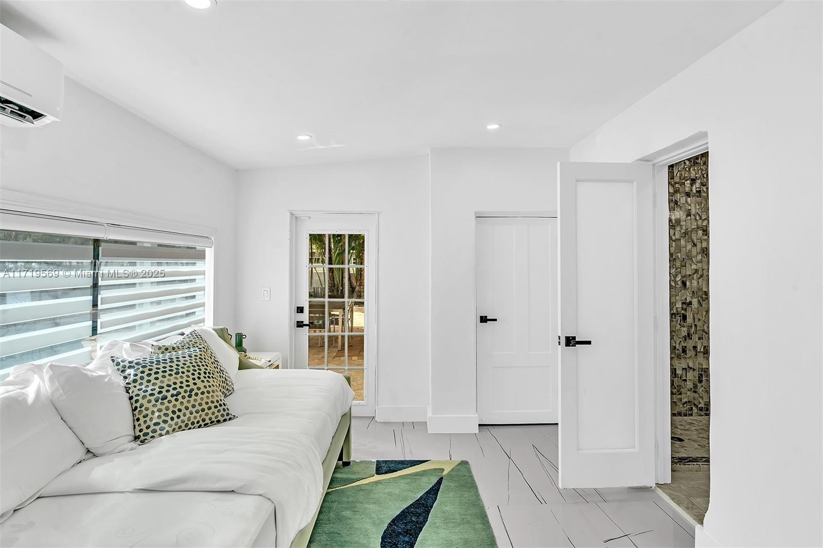 HOLLYWOOD HILLS - Residential