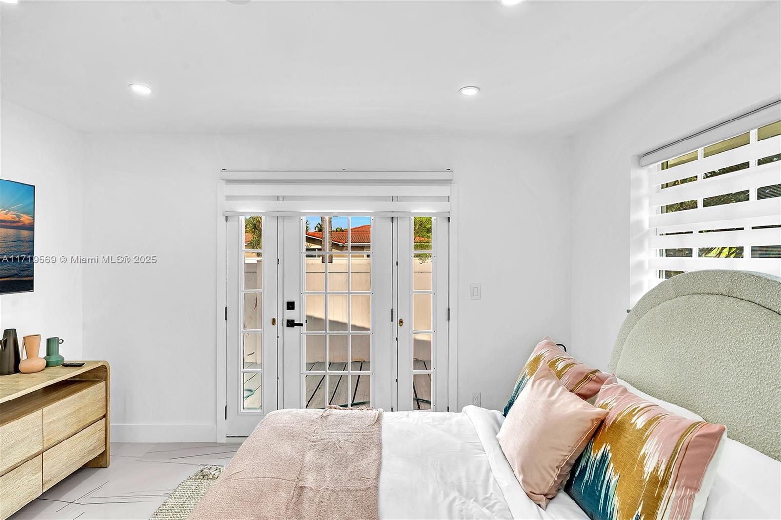 HOLLYWOOD HILLS - Residential