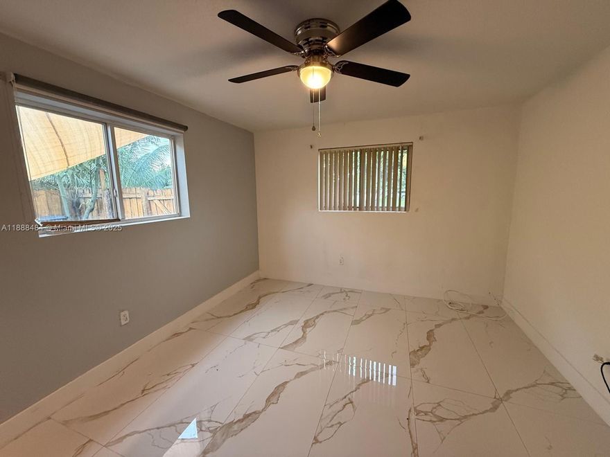 BEAUTIFUL AND UPDATED EFFICIENCY IN NORTH MIAMI BEACH.  READY TO MOVE.   PRIVATE ENTRANCE .  TEXT OR CALL LISTING AGENT FOR ACCESS.