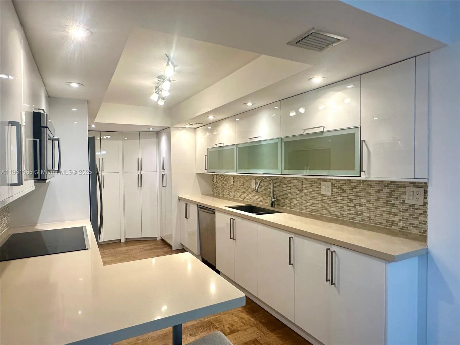 Key Biscayne, Florida 33149, United States, 2 Bedrooms Bedrooms, ,2 BathroomsBathrooms,Residential,Active,197392