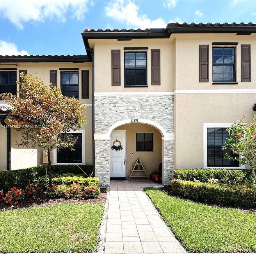 Experience modern living in this beautiful 2019-built, upgraded townhouse located in the heart of Homestead's premier gated community. Feauturing contemporarynfinishes, this bright, spaciousnhome offers a sleek design designed for comfort and style. Enjoy the perfect blend of security and convenience, just steps away from top-rated restaurants, shopping, and entertainment. perfect for a modern lifestyle. Call for a private showing!! It won't last long!!