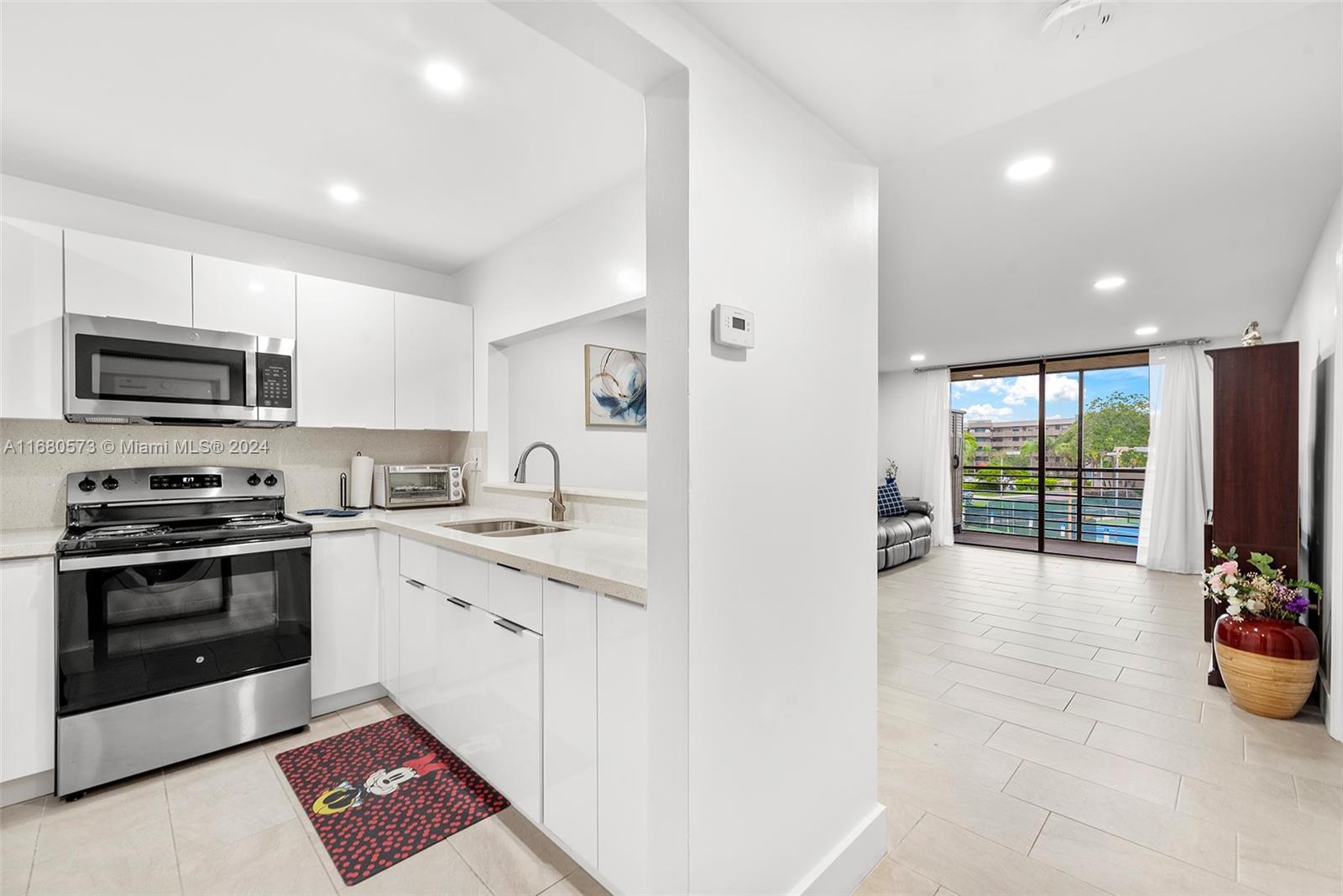 Property for Sale at 1001 Colony Point Cir 306, Pembroke Pines, Miami-Dade County, Florida - Bedrooms: 1 
Bathrooms: 2  - $200,000