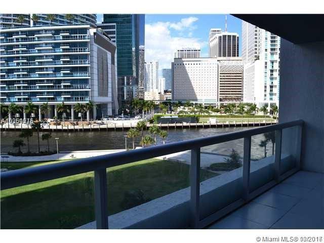 Great apartment at the famous ICON BRICKELL with view on the canal. This 1Bedromm/1Bathroom is a very good condition with top of the line appliances and white porcelain floors throughout. Enjoy the most pleasant and luxury amenities in the area with pools, gym, Spa... Won't last.