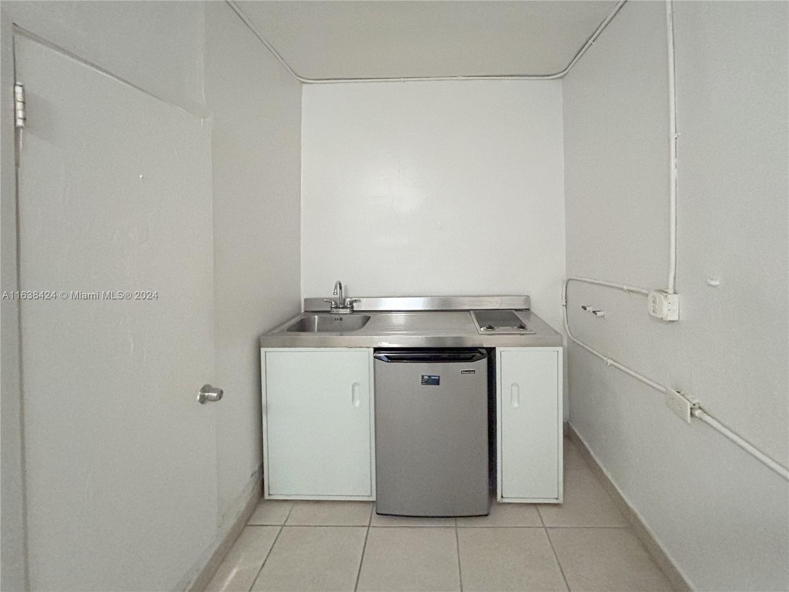 Welcome to this Charming Studio
From the moment you enter you will be captivated by a cozy and warm atmosphere, it has floors that are easy to clean and maintain, air conditioning that provides a pleasant environment, and an equipped kitchen.
- Independent entrance from the main house.
- Closed gate and parking for 1 vehicle.
- Tile floors
- Wall air conditioning
- Walk-in closet
Take the first step to your new home. We make it easy for you, apply now!