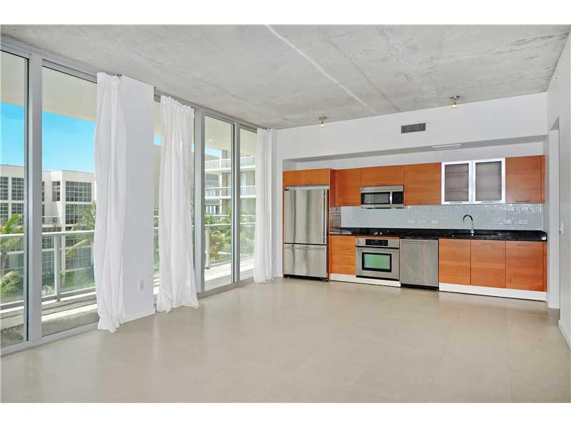 Stunning 1 Bed/1 Bath condo with partial bay views in 2Midtown. This south west corner residence features a huge 500 Sq Ft wrap-around terrace perfect for entertaining, large closet, shades, 2nd floor assigned parking and washer & dryer. 2 Midtown offers luxury amenities such as: state-of-the-art gym, pool, spa, steam room, sauna, concierge and valet parking. Downstairs you will find some of the hottest restaurants, shops and nightlife in Midtown and the Design District.